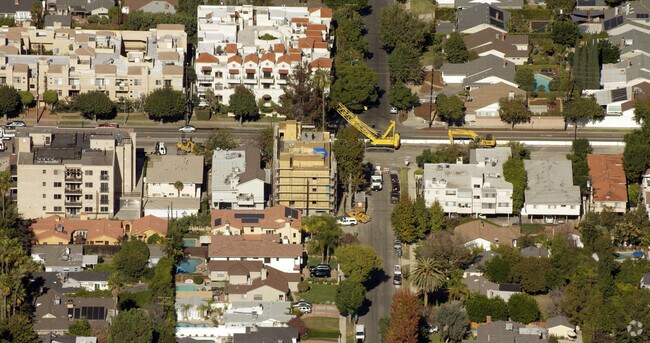 Foto aérea - 12602 Moorpark St
