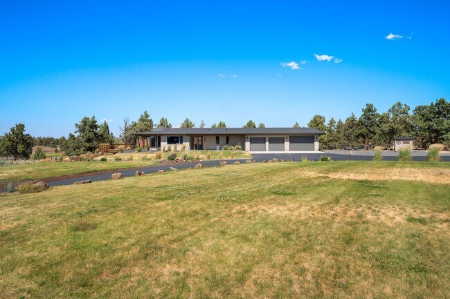 Building Photo - Private Five-Acre Bend Retreat with Cascade Mountain Views