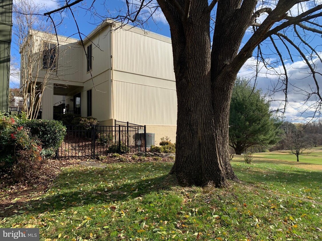 Primary Photo - 1823 N Shore Ct