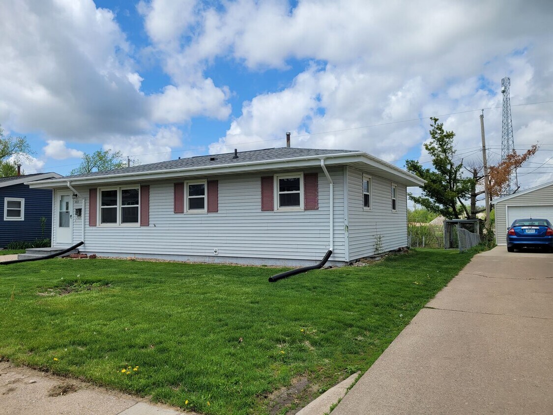 Primary Photo - Marion 3 Bedroom 1 bath. Updated!