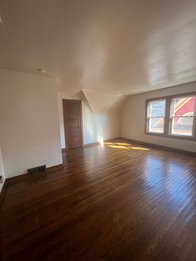 Building Photo - 662 W 8th St