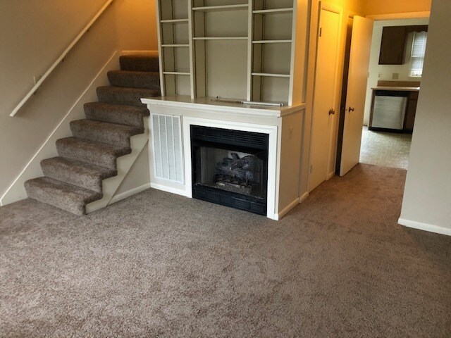 Building Photo - 1527 Graybar Ln