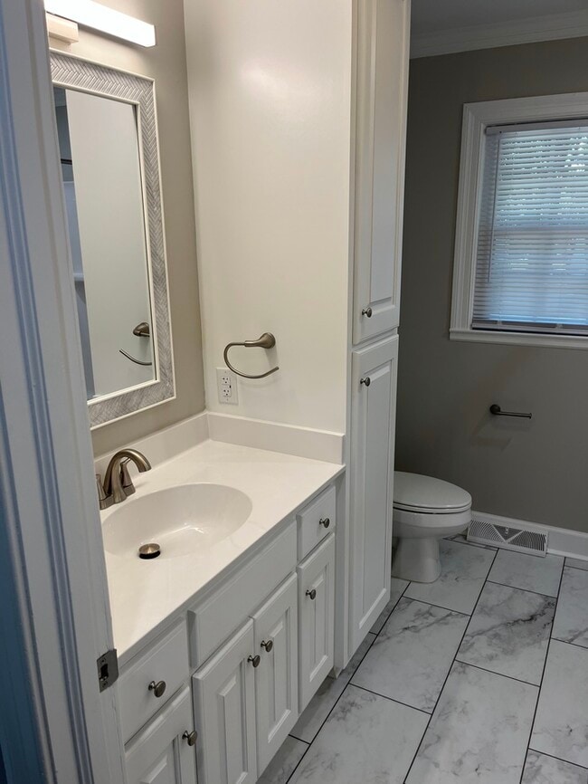 Building Photo - 3 Bedroom 2 bath
