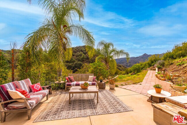 Foto del edificio - 2529 Topanga Skyline Dr