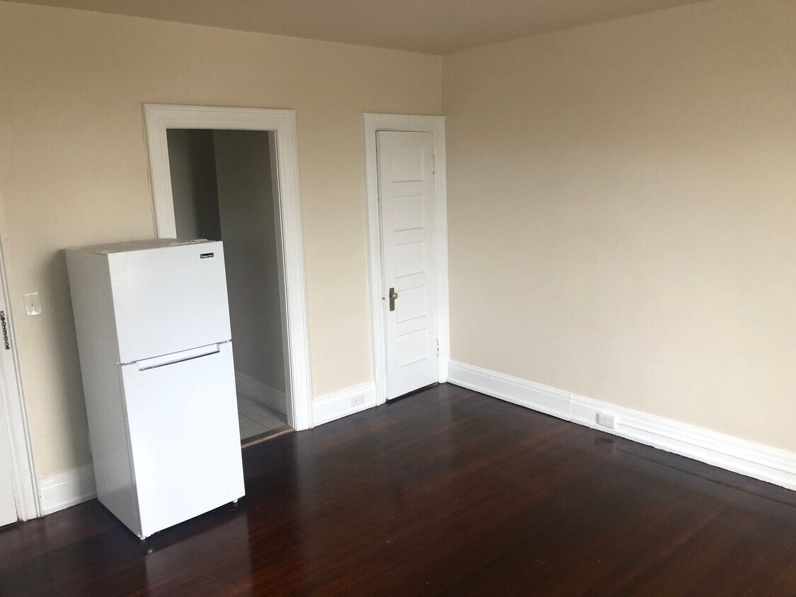Foto del edificio - Spacious Studio Available! All utilities i...