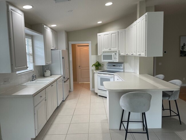 Building Photo - 4949 Kingston Way