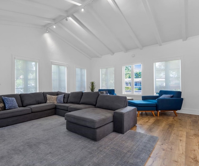 Building Photo - 113 NE 101st St