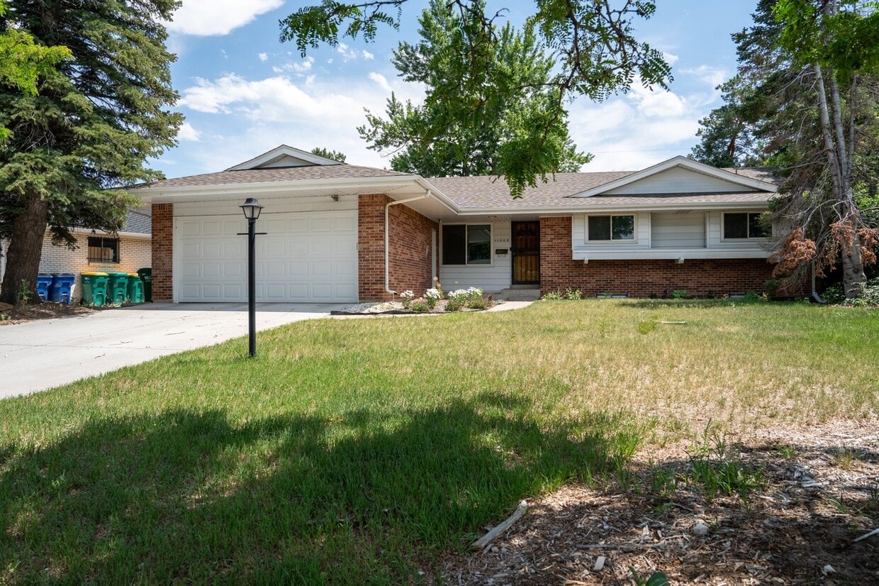 Spacious 6 bedroom home with 3 non conform... - Spacious 6 bedroom home with 3 non conform...