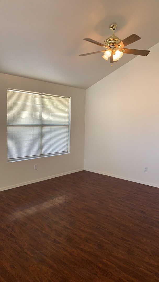Building Photo - 3 bed 2 bath with POOL, just in time for S...