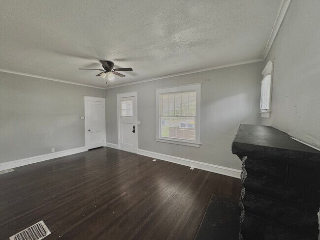 Building Photo - Recently Renovated 3BD/2BA House in KCMO