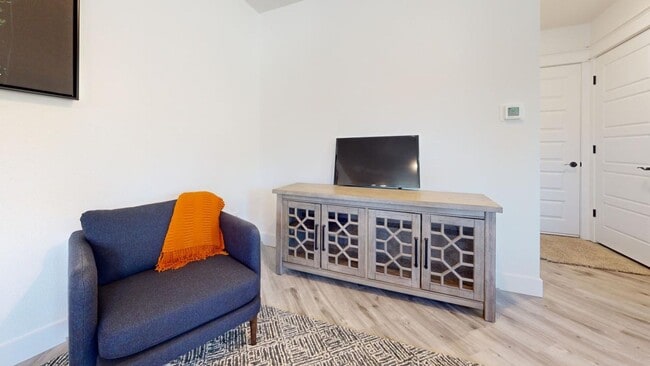 Building Photo - 2908 Cribbon Ave