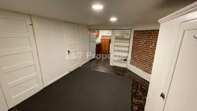 Building Photo - Spacious 1 BD | 1 BA on a Beautiful Proper...