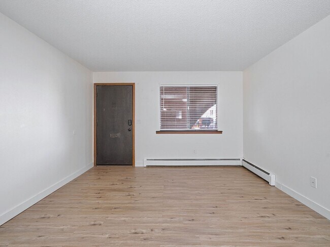 Foto del edificio - Remodeled 2 Bedroom, 1 Bathroom Apartment- Close to shopping!