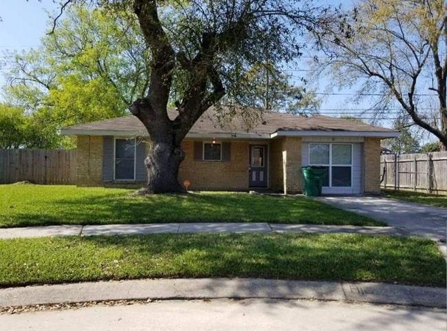 Building Photo - 1601 Yorktowne Dr