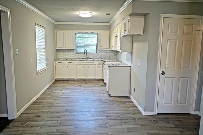 Building Photo - 2822 Almeda Plaza Dr