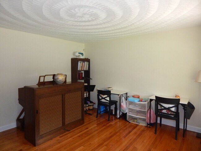 Foto del edificio - Beautiful 3 bedroom, 2 full bath home situation on a nearly half acre lot.