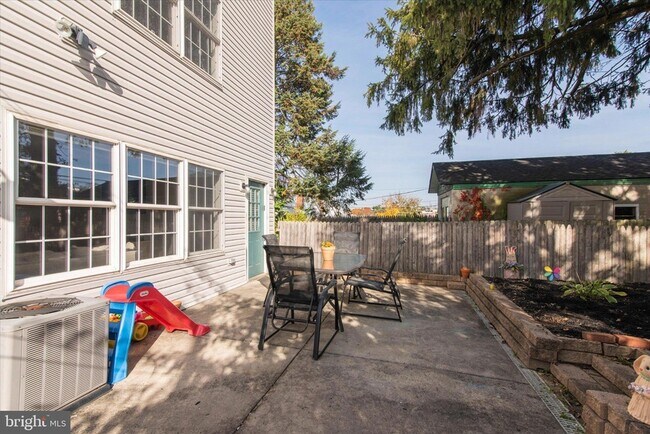 Building Photo - 535 Gerhard St