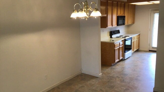 Building Photo - 3 Bedroom Coming Available