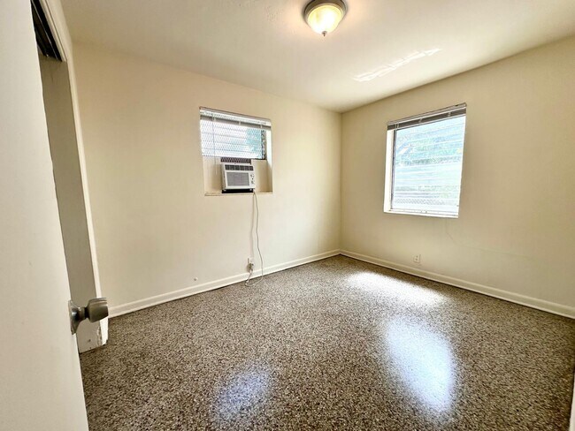 Building Photo - 5712 Pinewood Ave