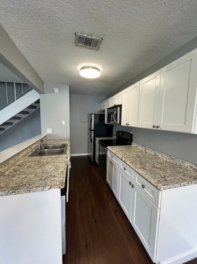 Building Photo - 2 br, 1 bath House - 804 W TIFFANY DR #3