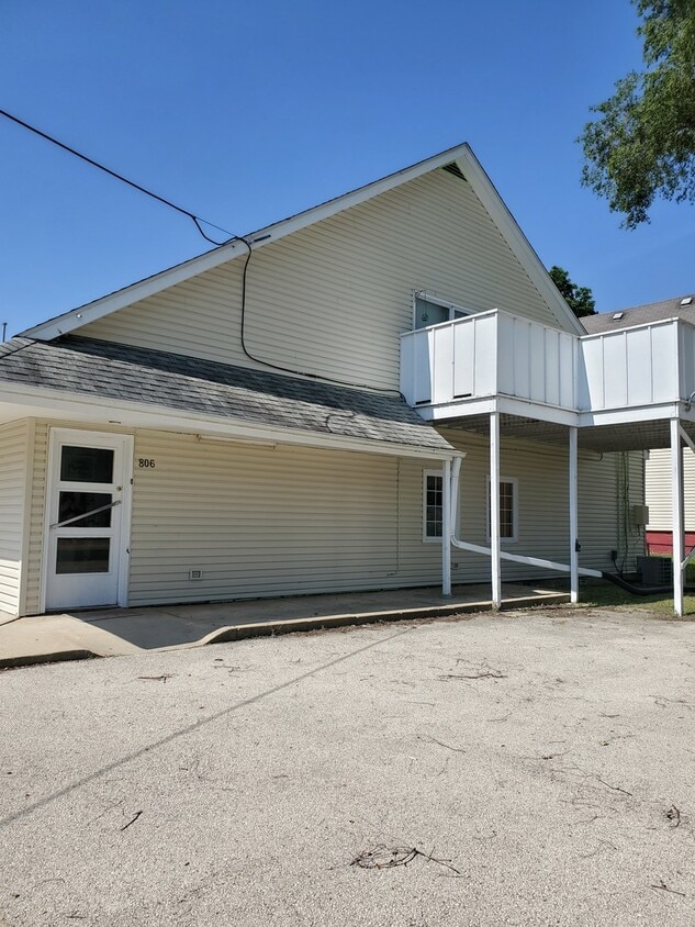 806 Dekalb Ave Unit 4, Sycamore, IL 60178 Condo for Rent in Sycamore