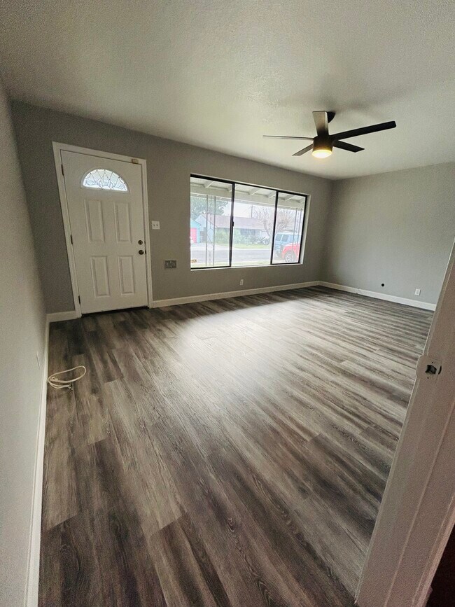 Living room view from kitchen entrance - 500 Lilac Ln