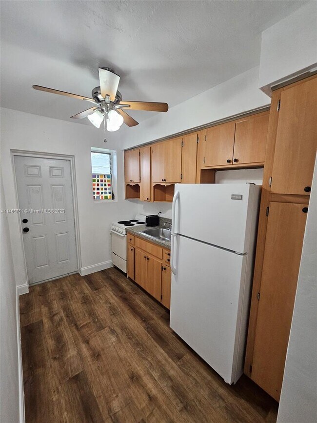 Foto del edificio - 1685 NE 124th St