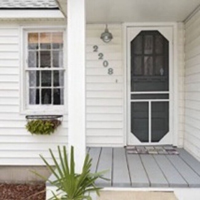 Building Photo - 2-Bedroom Cottage in Central Savannah – Cl...