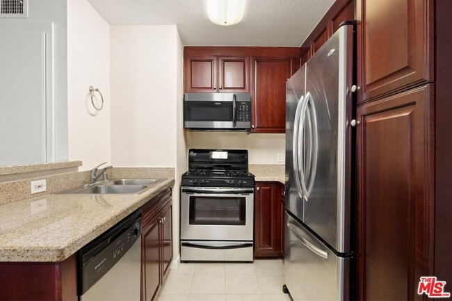 Building Photo - 5535 Canoga Ave