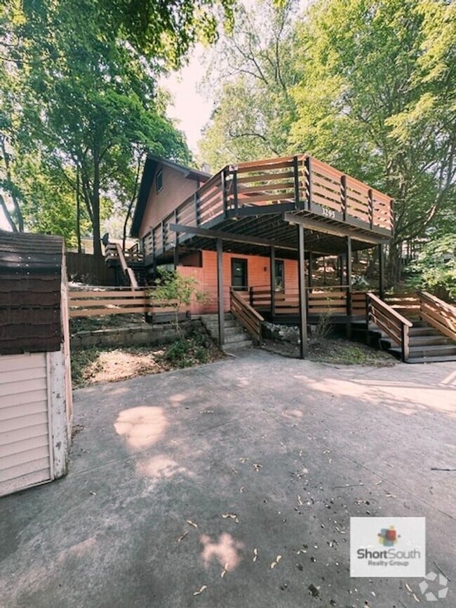 Building Photo - 3295 Thompson Ave