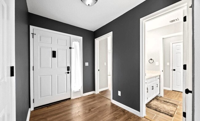 Building Photo - 2080 Woodlawn Dr SW