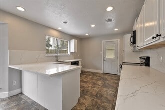 Building Photo - 4131 Valley Haven Dr