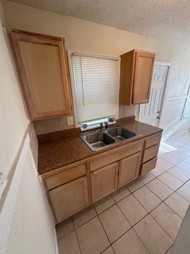 Building Photo - "Charming 1-Bedroom Retreat in the Heart o...