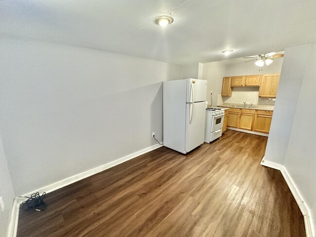 Building Photo - 957 W Grand Ave