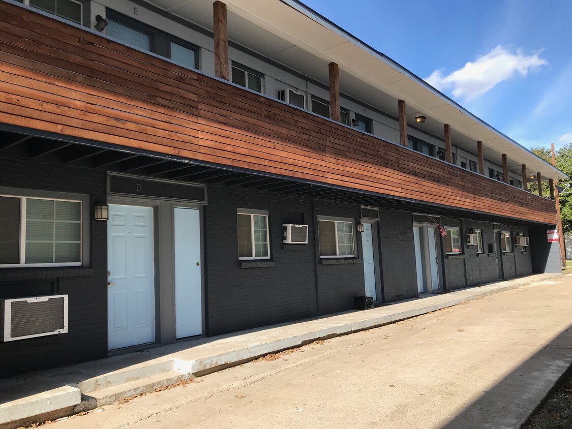 Primary Photo - Apts on Bennett