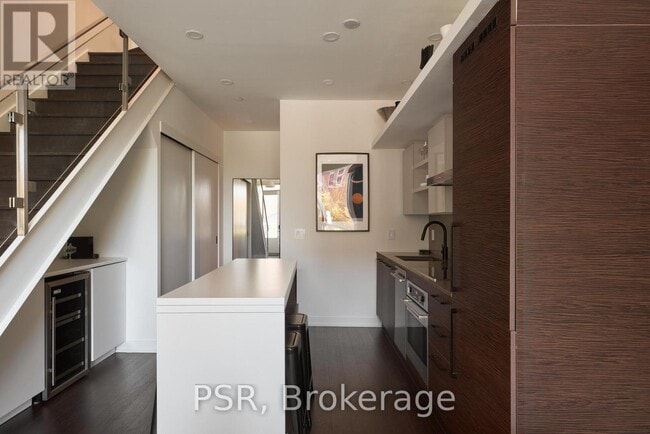 Photo du bâtiment - 1030 King St W