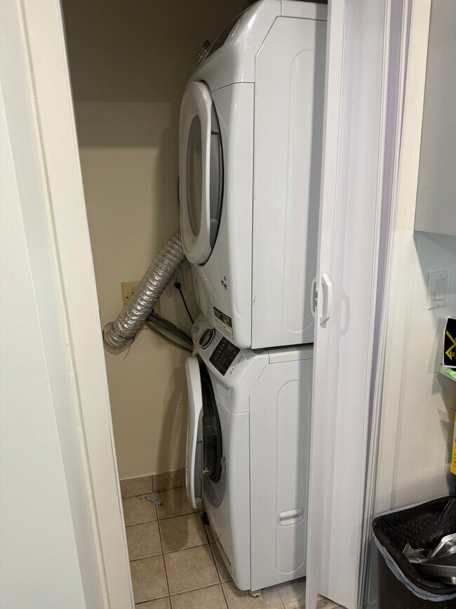 Building Photo - 11 Forest Ave