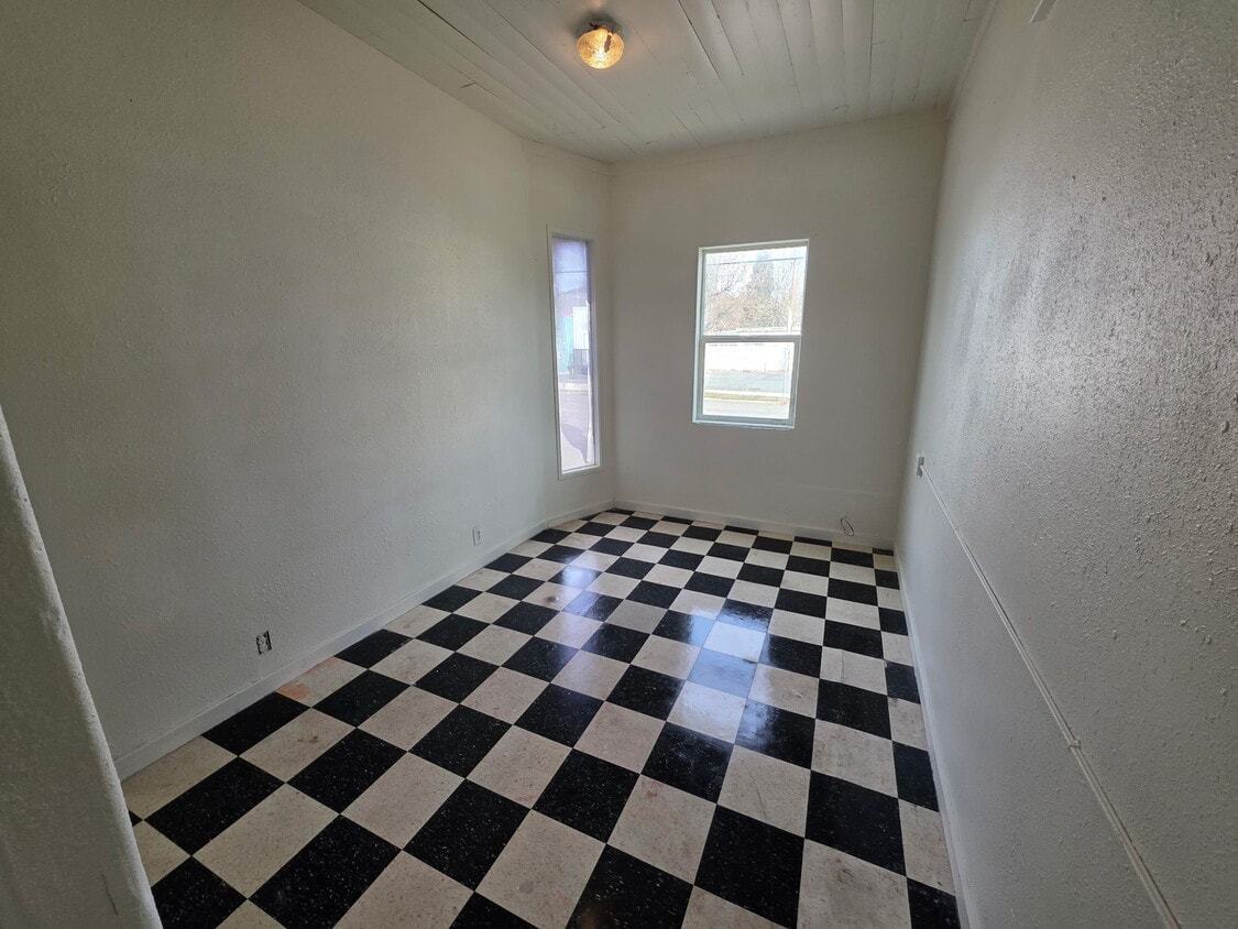 Building Photo - 620 E Main St