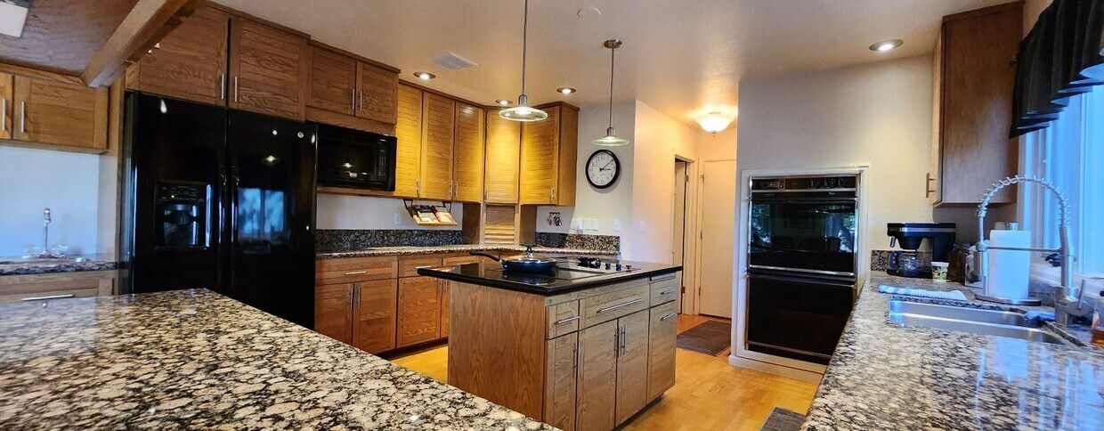 Foto principal - One-of-a-Kind 4 Bed, 4 Bath Gem