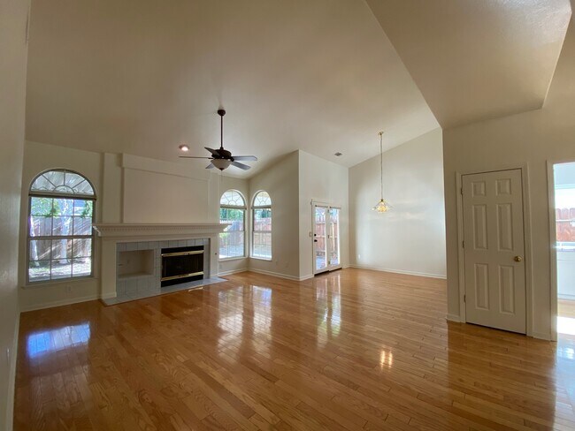 Foto del edificio - Large 2 Bedroom Home in Park West  - Comin...
