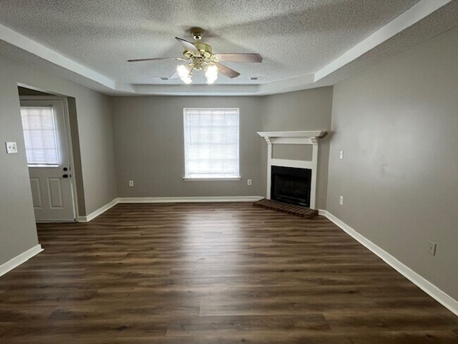 Foto del edificio - Renovated 4 Bedroom 2 Bath Home with 2 Car Garage for Rent!