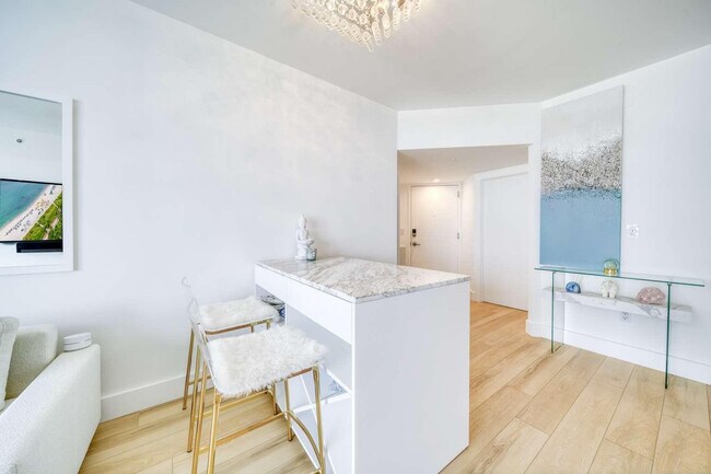 Foto del edificio - 6365 Collins Ave