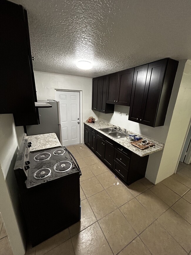 Building Photo - 815 Bentley St