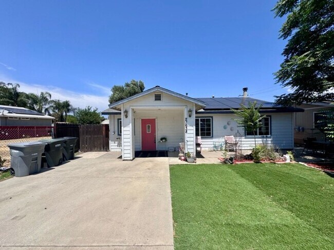 Foto del edificio - Charming 3 Bed + Den Home with Solar in Wi...