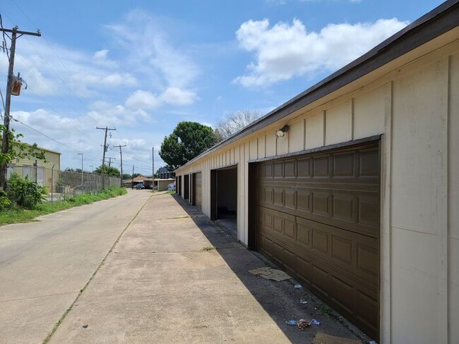 Building Photo - 3740 Cibolo Dr