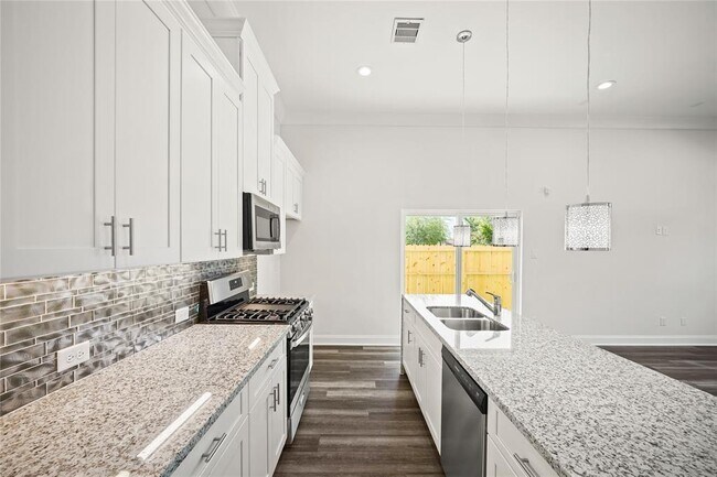 Building Photo - 3415 Redbud St