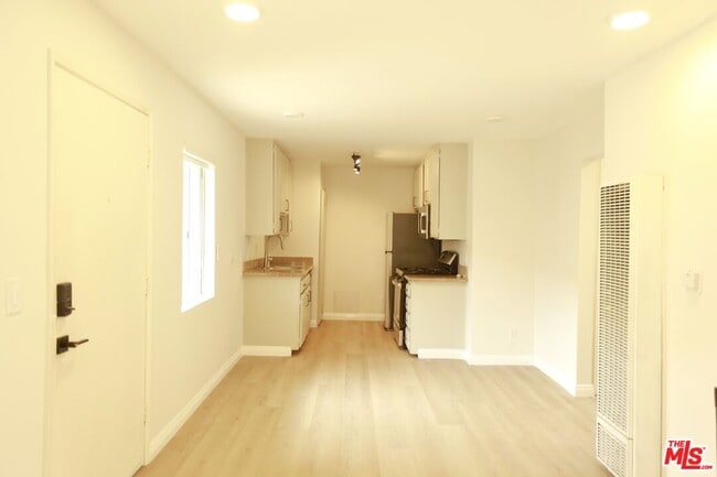 Building Photo - 833 Orange Grove Ave