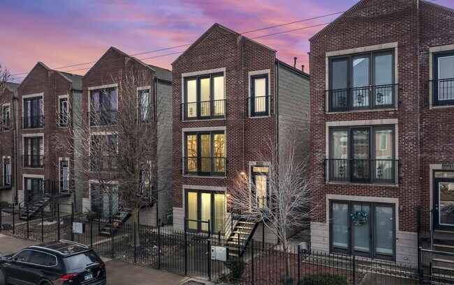 Building Photo - 6641 W Belmont Ave