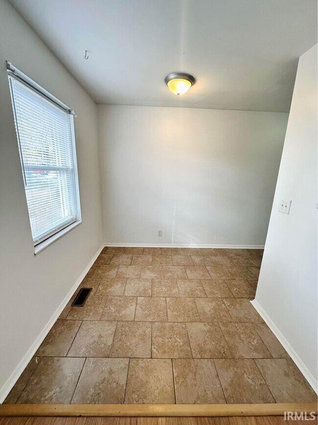 Building Photo - 706 Village Ln