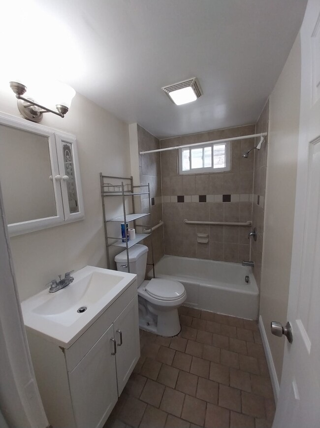 Baño - 244 E Hanover St